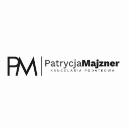 Minimalistyczne logo Kancelarii Podatkowej Patrycja Majzner z inicjałami PM po lewej stronie.