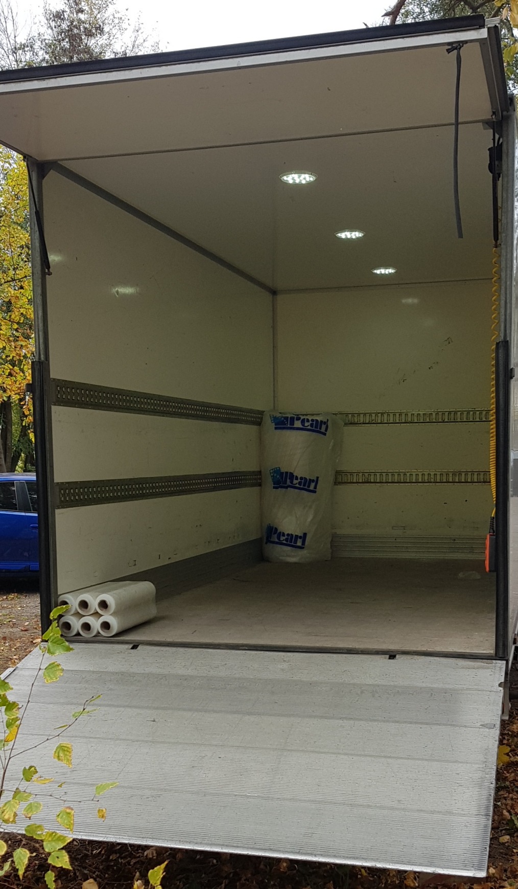 Czyste zadbane w środku kontenery z listwami do mocowania mebli pasami transportowymi.