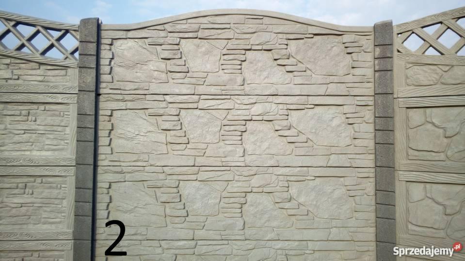 Szczegółowe ujęcie przęseł z prefabrykowanych elementów imitujących kamień, tworzących dekoracyjny mur z ażurowymi fragmentami na górze.