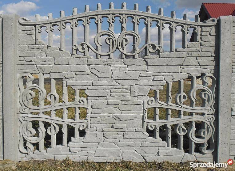 Fragment przęsła ogrodzenia z betonu architektonicznego imitującego kamień, z dekoracyjnymi, ażurowymi elementami w górnej i dolnej części.