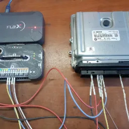 Podłączenie przewodów do sterownika silnika Bosch DDE 8 579 748-8 za pomocą urządzenia Flex i Flex Box do diagnostyki i programowania.