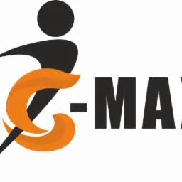 C-MAX: Stylizowany logotyp z sylwetką postaci w ruchu, otoczonej pomarańczowymi elementami graficznymi, obok czarny napis '-MAX' na białym tle.