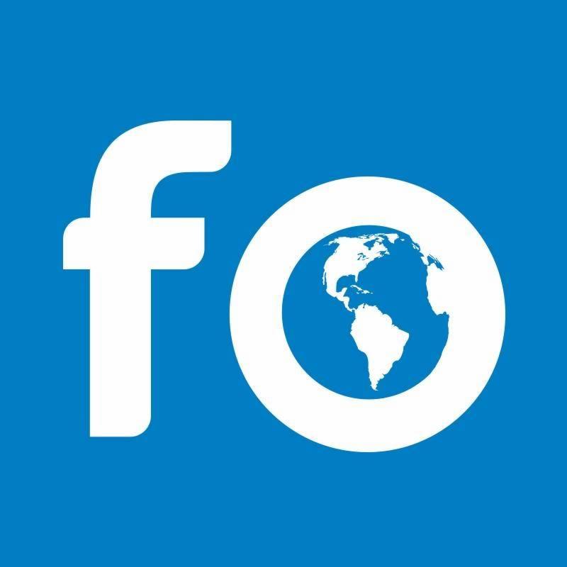 Białe logo 'fo' na niebieskim tle, gdzie 'o' zastąpione jest stylizowaną kulą ziemską z widoczną Ameryką Północną i Południową.