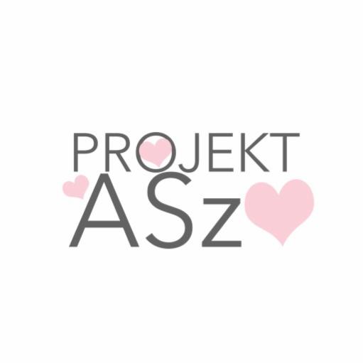 Szare logo 'Projekt ASz' z różowymi sercami zamiast 'O' i przy literze 'A' na białym tle. Minimalistyczny design.
