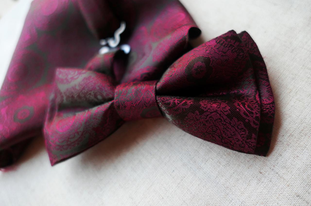 Bordowa mucha z wzorem paisley i pasująca poszetka na lnianym tle.