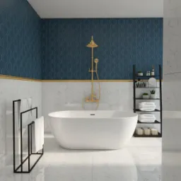 Elegancka łazienka z wolnostojącą wanną, złotą armaturą i geometryczną tapetą w odcieniach granatu, uzupełniona marmurowymi płytkami i czarnym regałem na akcesoria.