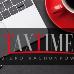 Klawiatura laptopa, okulary, długopis i czerwony kubek z kawą na czarnym tle z logo firmy świadczącej usługi finansowe.