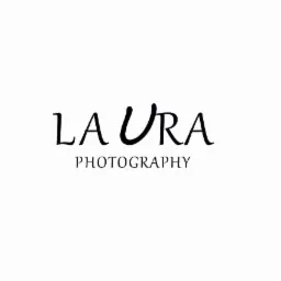 Logo firmy fotograficznej 'LA URA PHOTOGRAPHY' z napisem w kolorze czarnym na białym tle.