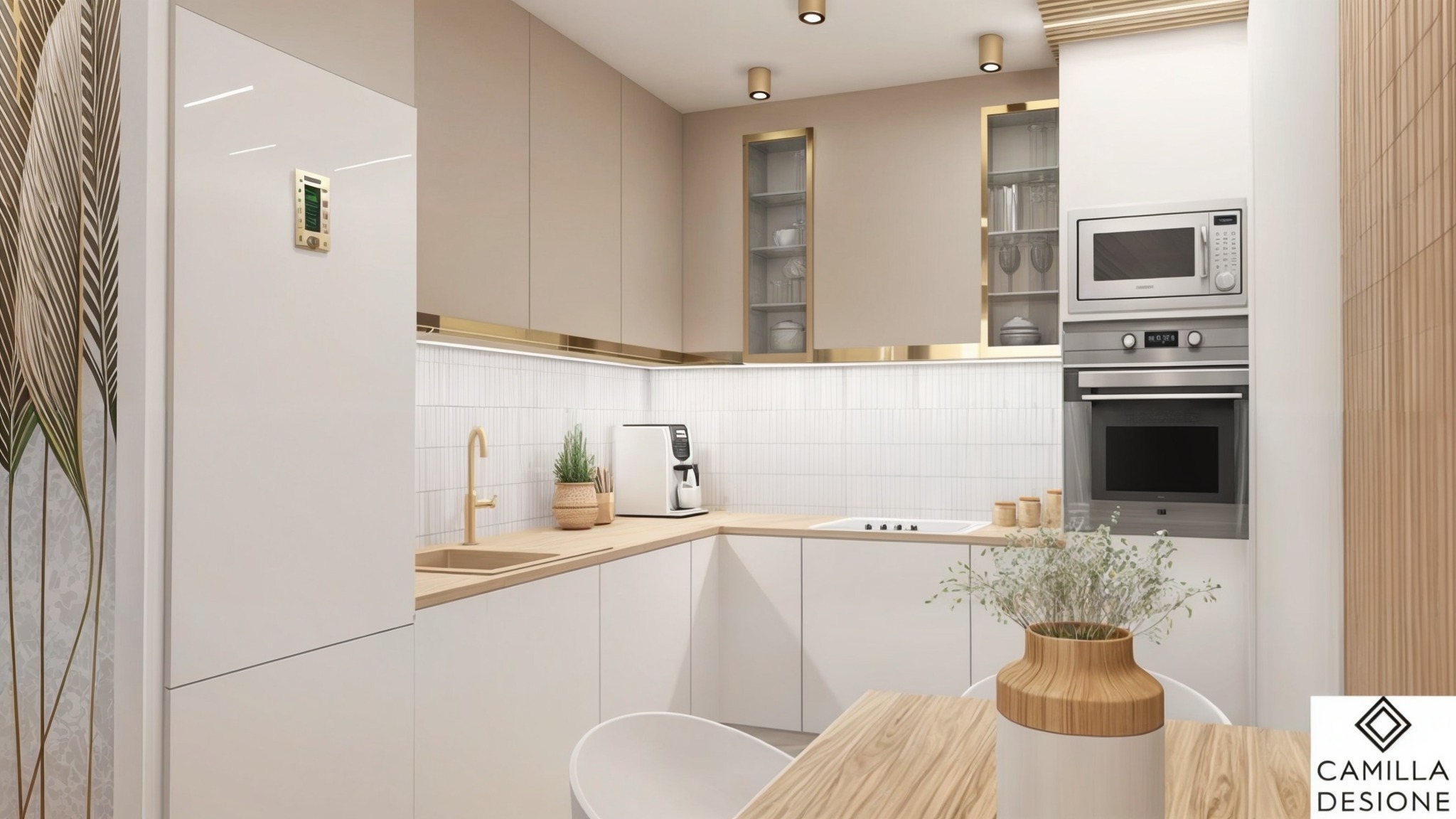 Jasna, minimalistyczna kuchnia z białymi frontami, złotymi akcentami i drewnianym blatem, wyposażona w sprzęt AGD w zabudowie i dekoracje roślinne.