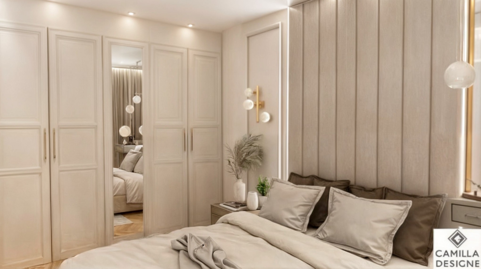 Elegancka sypialnia w beżowej tonacji z tapicerowanym zagłówkiem w pionowe pasy, lustrzanym odbiciem części pokoju w drzwiach szafy, oraz dekoracyjnymi lampami ściennymi.