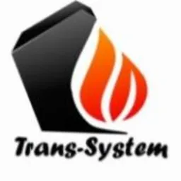 Logo firmy Trans-System z symbolem płomienia w kolorach pomarańczowo-czerwonych, umieszczonym obok czarnego, geometrycznego kształtu przypominającego bryłę węgla.