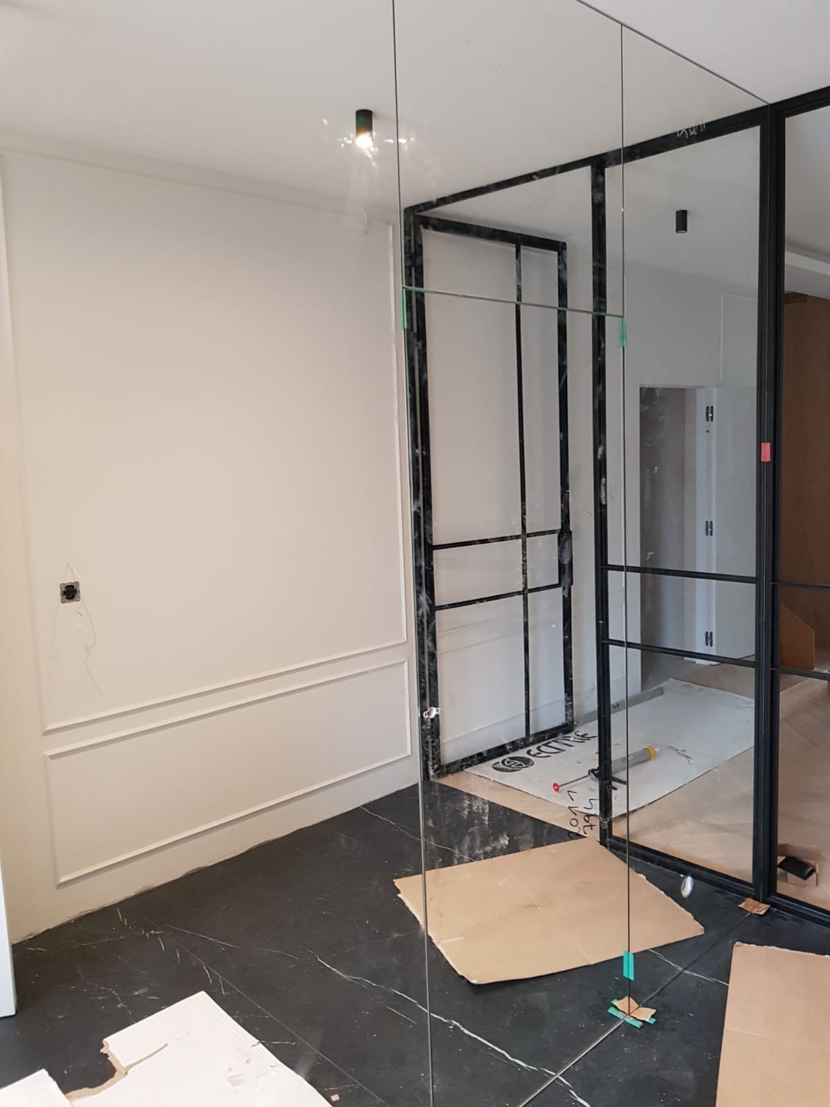 Przeszklenie loftowe szklane w czarnej ramie