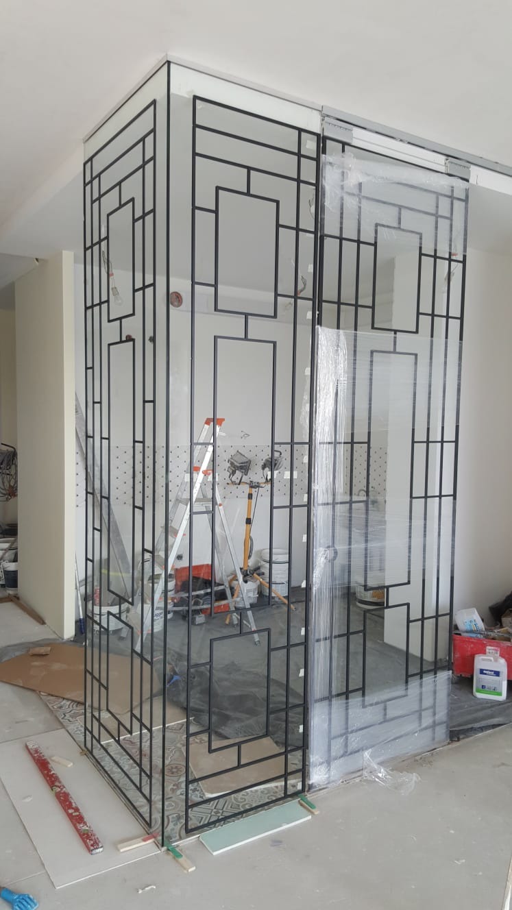 Przeszklenie z czarnymi elementami