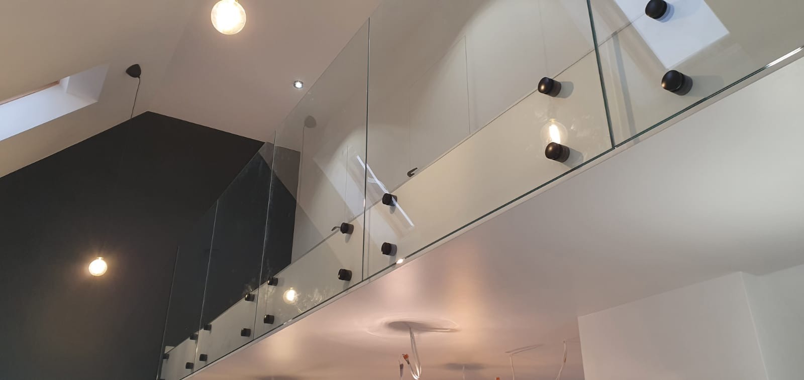 Balustrada szklana wewnętrzna na czarnych rotulach