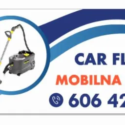 Grafika reklamowa mobilnej myjni samochodowej Car Flash z numerem telefonu, przedstawiająca samochód osobowy i odkurzacz piorący w okręgach na tle granatowo-błękitnych pasów.