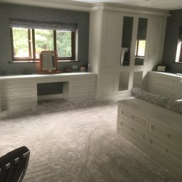 Herba-Tech - Jasna, przestronna garderoba z szafą wnękową z lustrzanymi drzwiami, toaletką z lustrem i szufladami w Ołdrzychowicach Kłodzkich.