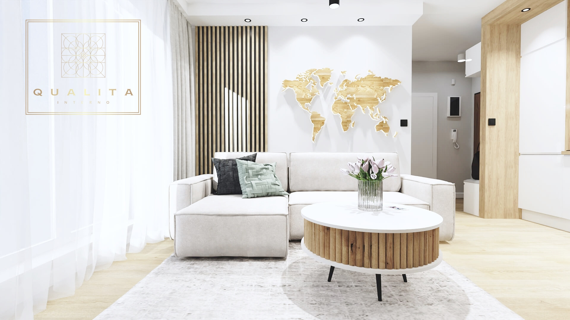 Jasny salon z beżową sofą, drewnianą mapą świata na ścianie, okrągłym stolikiem z drewnianymi detalami i kwiatami w wazonie, uzupełniony dekoracyjną ścianką z drewnianych listewek.