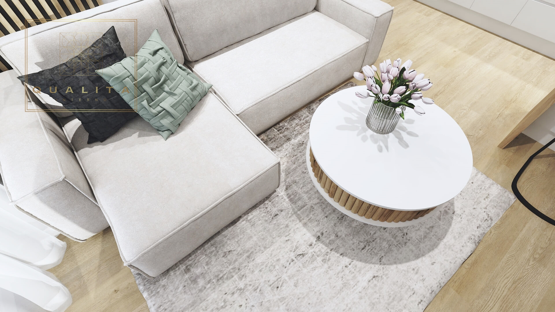 Beżowa sofa narożna z poduszkami w odcieniach szarości i zieleni, okrągły stolik kawowy z białym blatem i drewnianą podstawą, bukiet tulipanów w szklanym wazonie, dywan w odcieniach szarości...