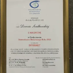 Uroczyste wręczenie nagrody w Warszawie, w konkursie Dziennikarza Medycznego Roku 2022, oprawione w złotą ramę. Dyplom dla red. Doroty Szadkowskiej za II nagrodę w kategorii Internet.