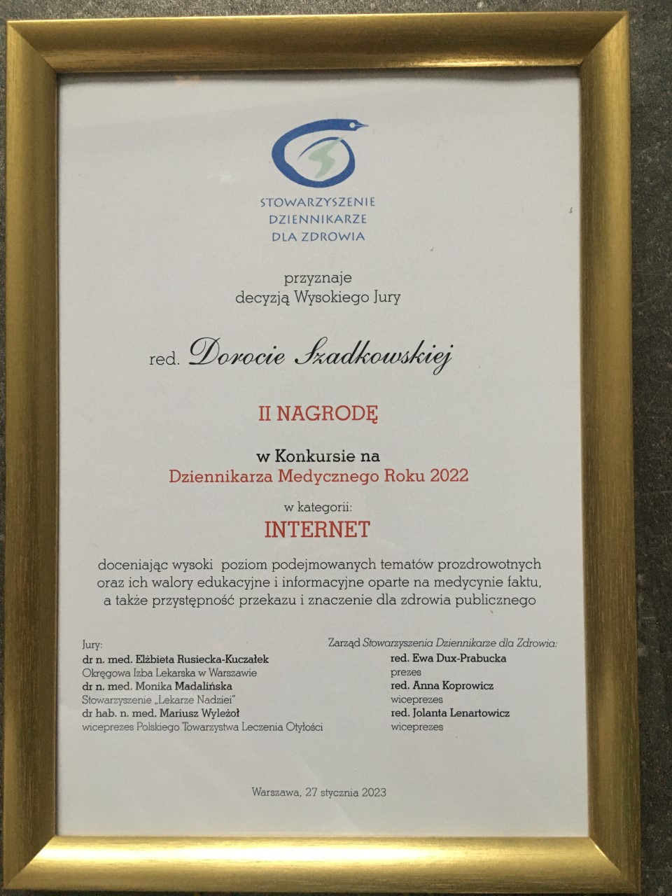 Uroczyste wręczenie nagrody w Warszawie, w konkursie Dziennikarza Medycznego Roku 2022, oprawione w złotą ramę. Dyplom dla red. Doroty Szadkowskiej za II nagrodę w kategorii Internet.