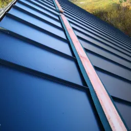 Błyszczące, ciemne panele dachowe z drewnianą łatą na ukośnym dachu, z widokiem na krajobraz w tle. Układanie paneli dachowych.