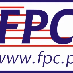 Logo firmy FPC z napisem www.fpc.pl, granatowe litery i czerwone paski na białym tle, obramowane granatową ramką.