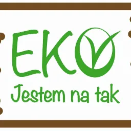 Grafika 'EKO Jestem na tak' z zielonym napisem i symbolem liścia w okręgu, umieszczona w brązowej ramce imitującej korę drzewa.