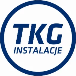 Logo firmy TKG Instalacje w okręgu, granatowe litery i napis na białym tle.