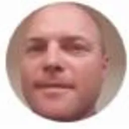 Portret mężczyzny z krótkimi włosami, w owalnej ramce, na jasnym tle. Widoczna twarz i część ramion. Ujęcie od przodu, oświetlenie równomierne.