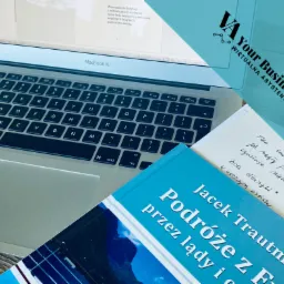 Laptop MacBook Air z otwartym dokumentem tekstowym, notatki odręczne i książka 'Podróże z F...' Jacka Trautmana, kompozycja z logo wirtualnej asystentki w rogu.