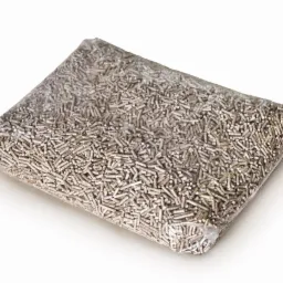 Wypełniony pelletem przezroczysty worek foliowy, widoczne drobne nierówności na powierzchni pelletu.