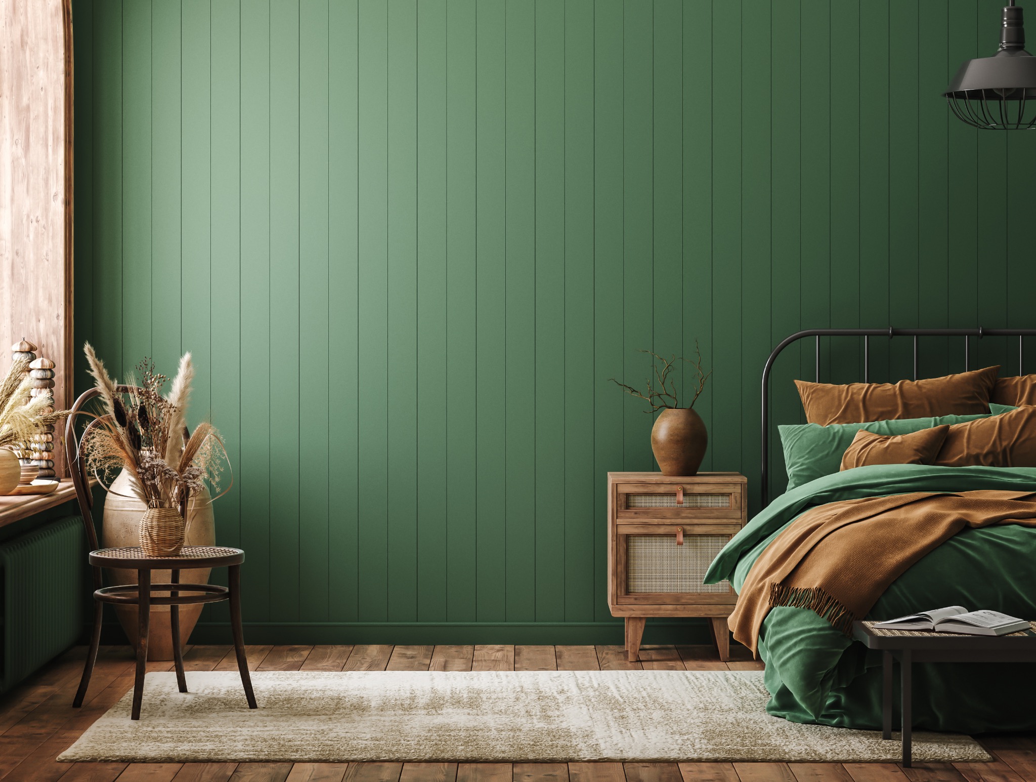 Sypialnia w stylu rustykalnym z zielonymi panelami ściennymi, łóżkiem z metalową ramą, drewnianą szafką nocną i dywanem w neutralnych kolorach. Dekoracje obejmują suszone kwiaty w wazonie...