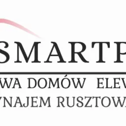 Logo firmy SMARTPOL z czerwonym elementem graficznym przypominającym zarys dachu, pod którym znajduje się napis 'BUDOWA DOMÓW ELEWACJE WYNAJEM RUSZTOWAŃ'.