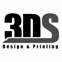 Logo firmy 3DS Design & Printing w czerni i szarości na białym tle. Nazwa firmy dużą czcionką, pod nią napis 'Design & Printing'.