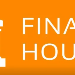 Biały symbol budynku z trzema kolumnami obok napisu FINANCE HOUSE na pomarańczowym tle.