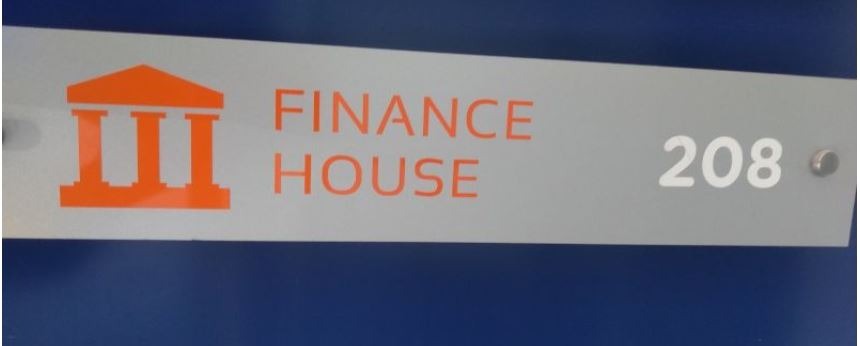 Oznakowanie biura 'Finance House' z logo przypominającym grecką świątynię i numerem 208, zamontowane na niebieskiej ścianie.