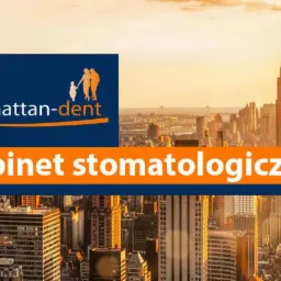 Logo gabinetu dentystycznego Manhattan-Dent na tle panoramy Manhattanu w złotym świetle zachodzącego słońca.