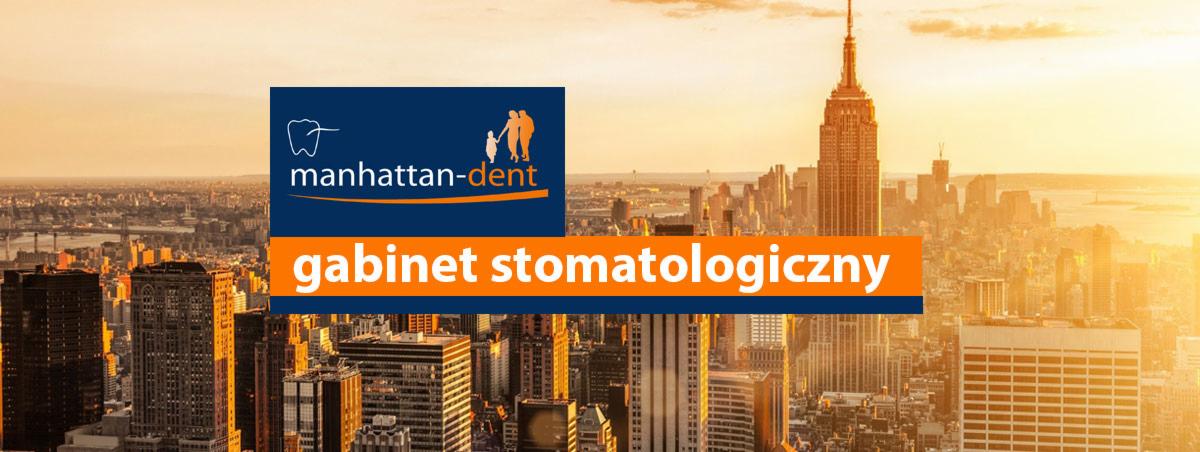 Logo gabinetu dentystycznego Manhattan-Dent na tle panoramy Manhattanu w złotym świetle zachodzącego słońca.
