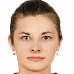 Portret kobiety z brązowymi włosami, zielonymi oczami, w czerwonej koszuli i z kolczykami na białym tle. Zdjęcie paszportowe.