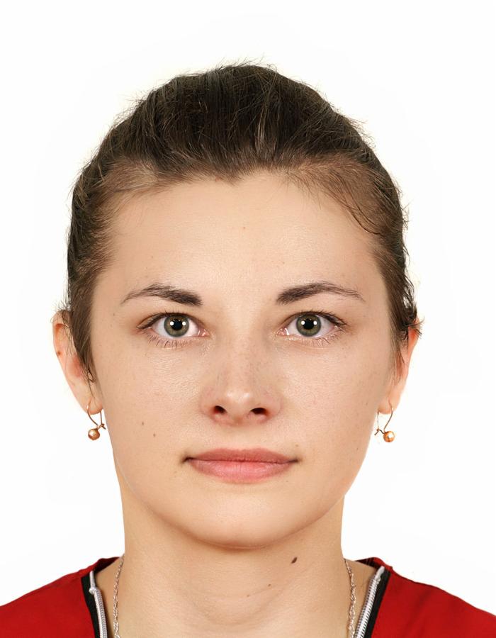 Portret kobiety z brązowymi włosami, zielonymi oczami, w czerwonej koszuli i z kolczykami na białym tle. Zdjęcie paszportowe.