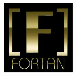 Złote logo firmy FORTAN z literą F w nawiasach kwadratowych na czarnym tle.