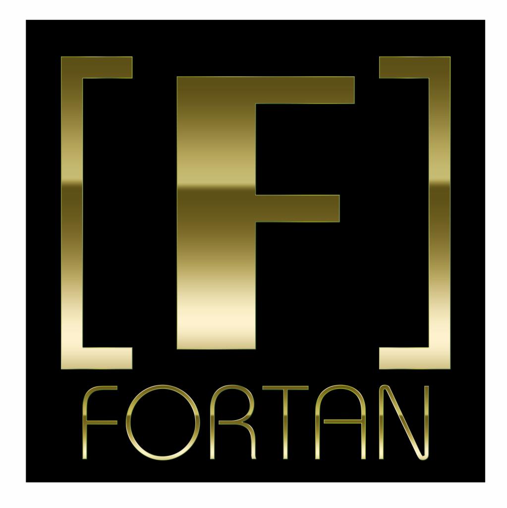 Złote logo firmy FORTAN z literą F w nawiasach kwadratowych na czarnym tle.
