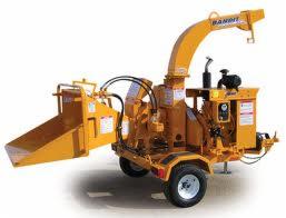 Żółty, mobilny rębak do gałęzi marki Bandit na białym tle, widok z boku.