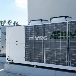 Instalacja wentylacyjna Klimor i agregat chłodniczy Aermec VRG na dachu Szpitala Miejskiego w Zabrzu, widoczne kratki wentylacyjne.