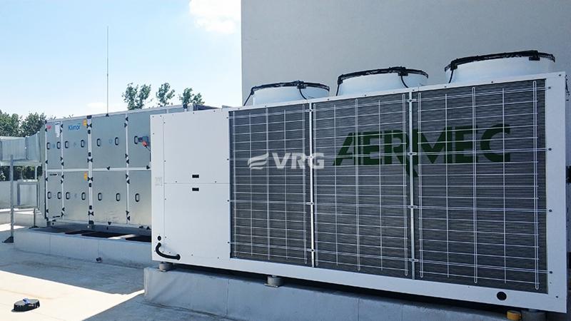 Instalacja wentylacyjna Klimor i agregat chłodniczy Aermec VRG na dachu Szpitala Miejskiego w Zabrzu, widoczne kratki wentylacyjne.