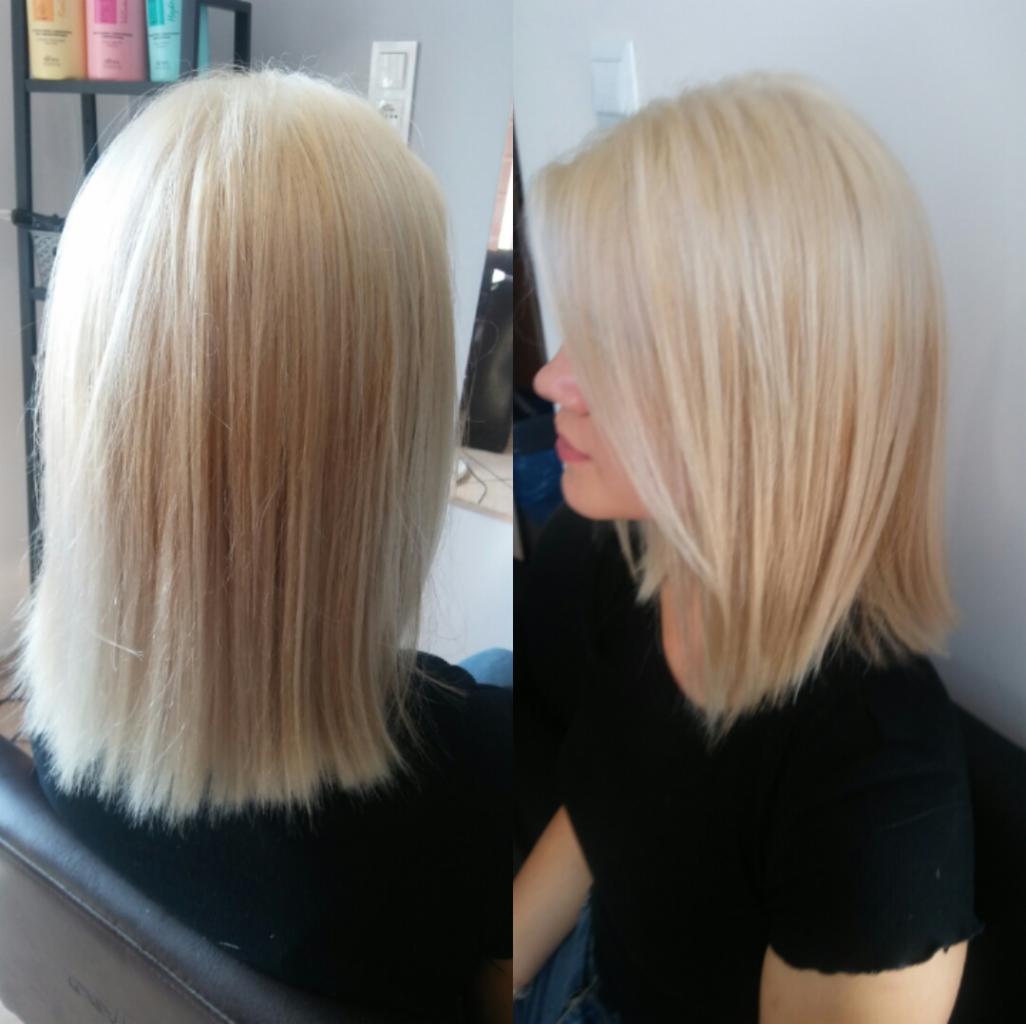 Dwa ujęcia: tył i profil kobiety z krótkimi, prostymi, platynowymi włosami o długości do ramion. Włosy delikatnie cieniowane z przodu, widoczne minimalne odrosty.