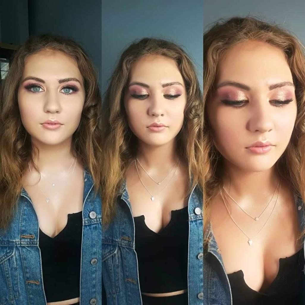 Portret młodej kobiety w dżinsowej kurtce, prezentujący makijaż oczu w odcieniach różu, z trzema różnymi ujęciami twarzy i spojrzenia.