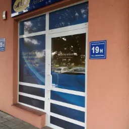 Wejście do biura rachunkowego z widocznym logo i godzinami otwarcia na drzwiach.