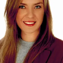 Uśmiechnięta blondynka z zielonymi oczami w bordowej marynarce na białym tle. Portret biznesowy.