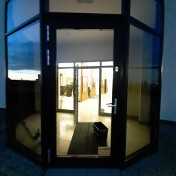 Mycie witryn, okien, przeszkleń